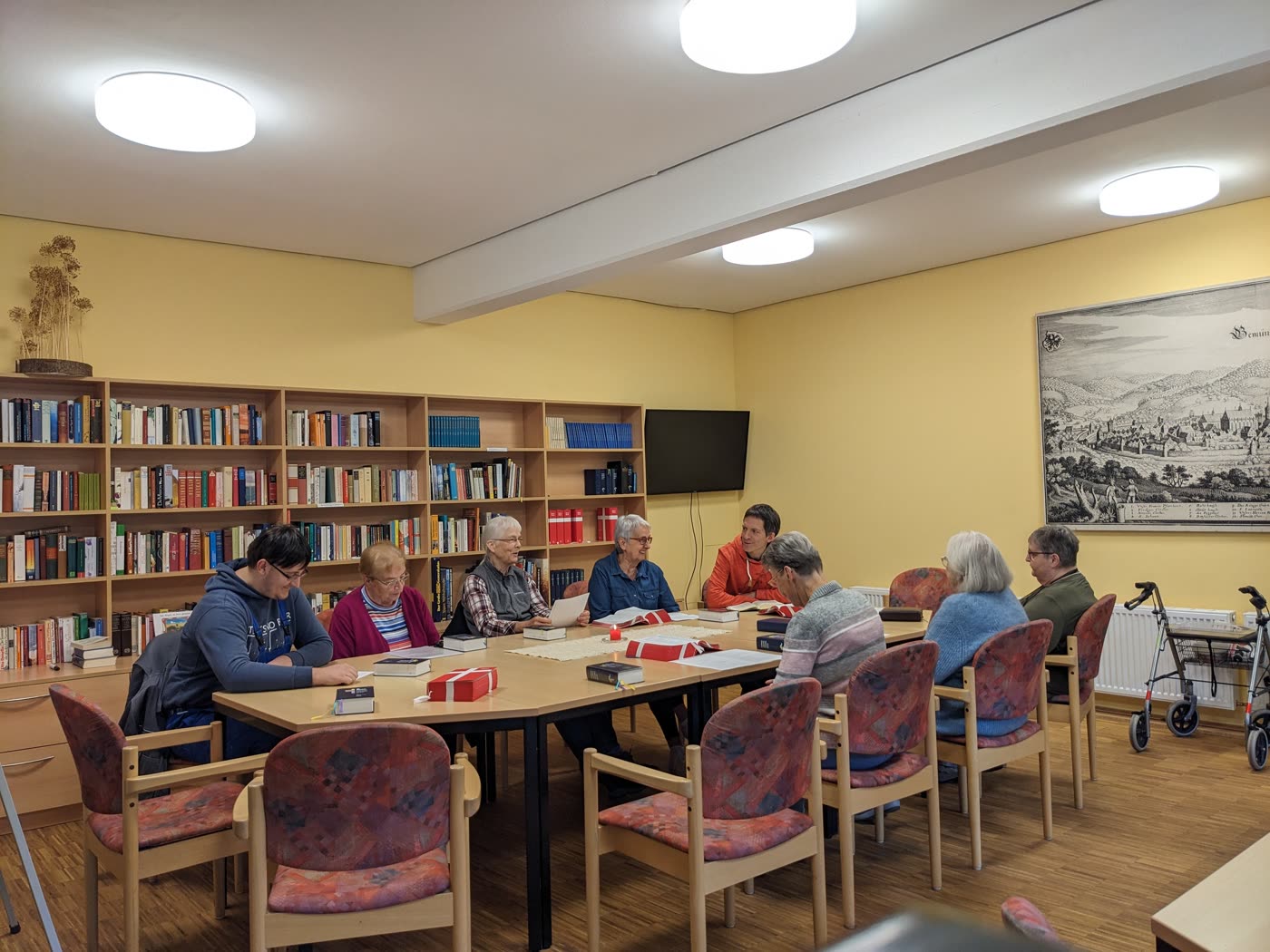Gesprächsrunde am großen Tisch in der Bibliothek des Paul-Gerhardt-Hauses