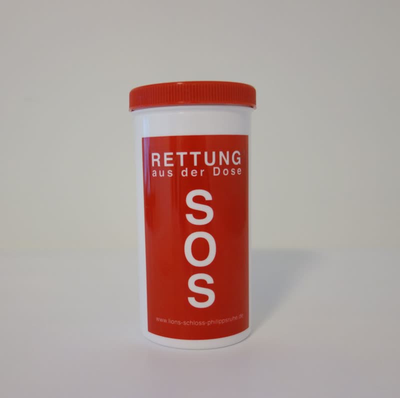 Die rote Rettungsdose mit der Aufschrift „RETTUNG aus der Dose, SOS“